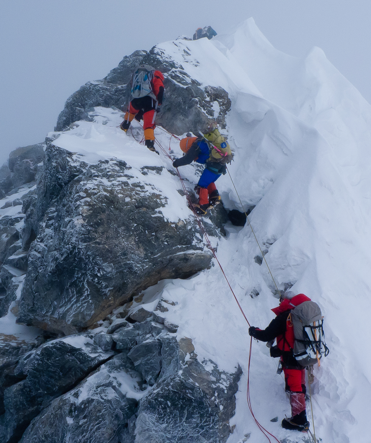 Mountain climbers. Ступень Хиллари на Эвересте. Эверест гора ступени Хиллари. Эверест Хиллари ступень Хиллари. Косая полка Эльбрус.